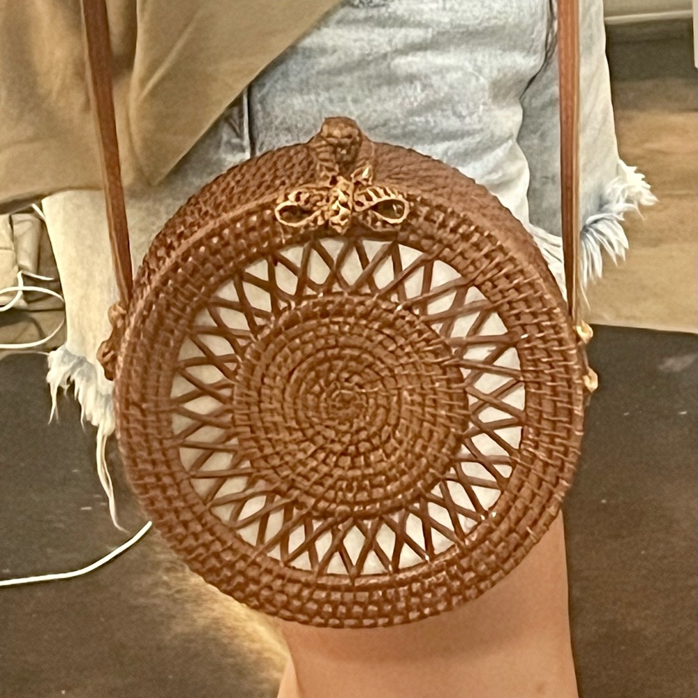 Round cross body wooden purse👜